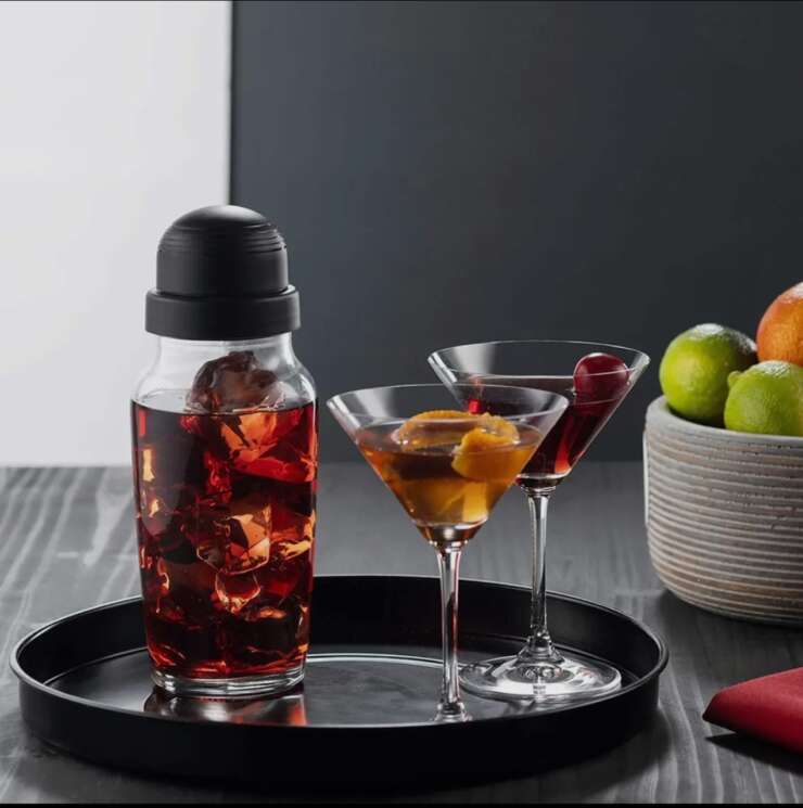 COCKTAILS SHAKER WITH BLACK LID